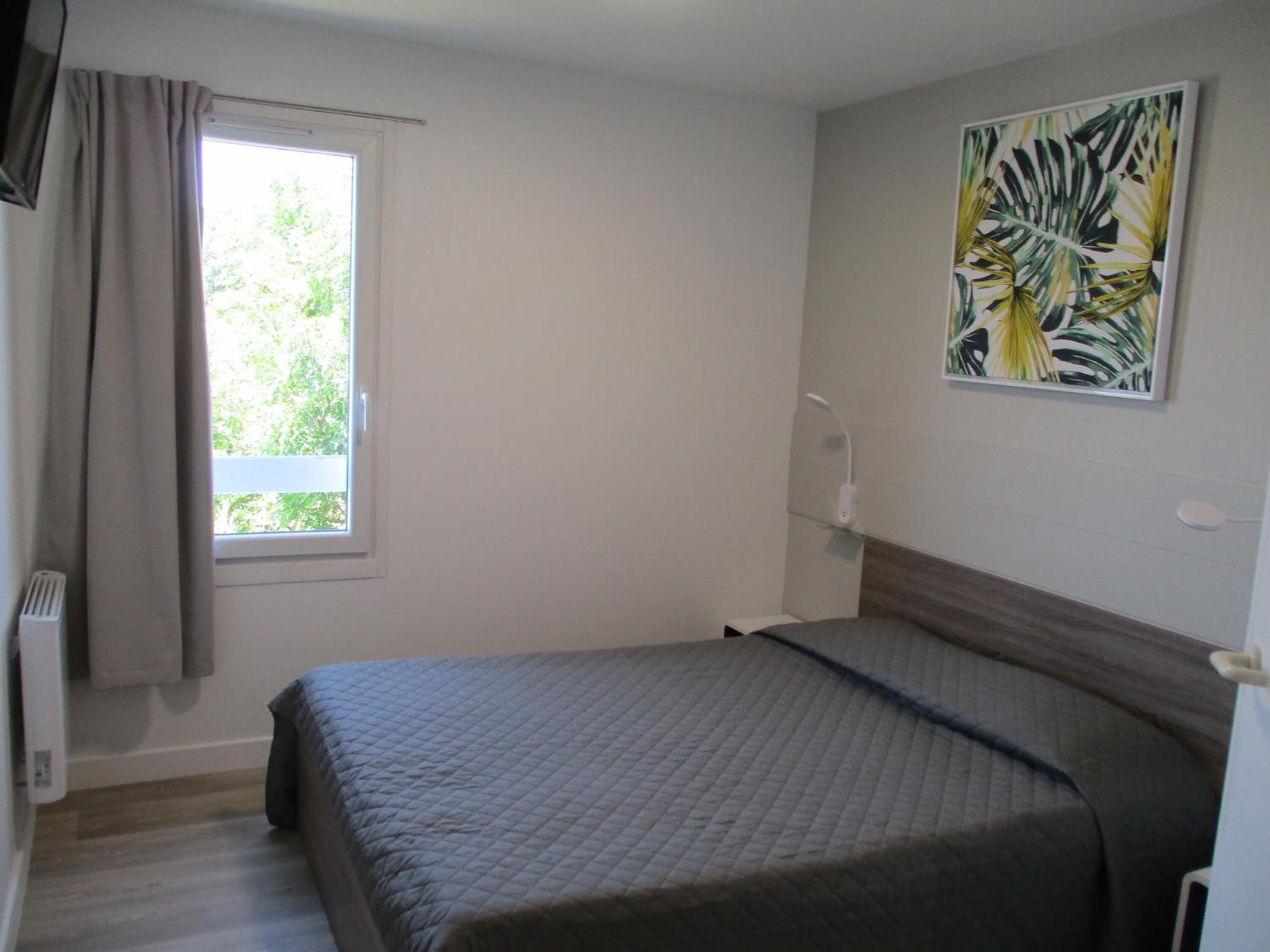 Een bureau, gratis wifi, beddengoed