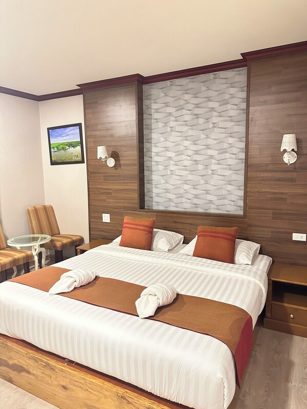 Deluxe Room Lake View | Ropa de cama de alta calidad, colchones Tempur-Pedic, escritorio