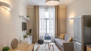 One Bedroom Apartment Mordecai 3rd Floor | Khu phòng khách