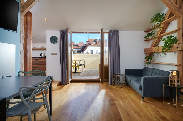 Two Bedroom Apartment with Terrace | Hypoallergeen beddengoed, individueel gedecoreerd