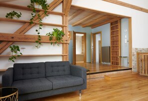 Two Bedroom Apartment with Terrace | Individuelt dekorert, individuelt innredet, skrivebord og lydisolert