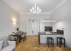 Two Bedroom Apartment Maisel 3rd Floor | Eget kjøkken | Kjøleskap, mikrobølgeovn, kaffetrakter/tekoker og vannkoker