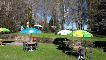 Makan tengah hari, makan malam dihidangkan; masakan serantau, taman