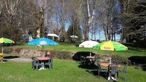 Aperto a pranzo e cena, cucina regionale, con vista sul giardino 