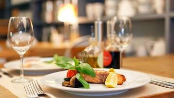 Makan tengah hari, makan malam dihidangkan; masakan serantau, taman