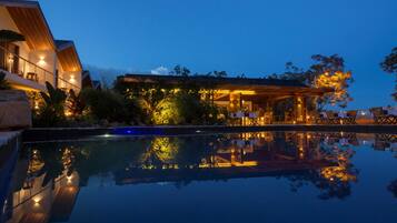 Piscina externa, funciona das 9h às 18h, guarda-sóis, espreguiçadeiras