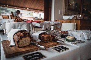 Free daily cooked-to-order breakfast 