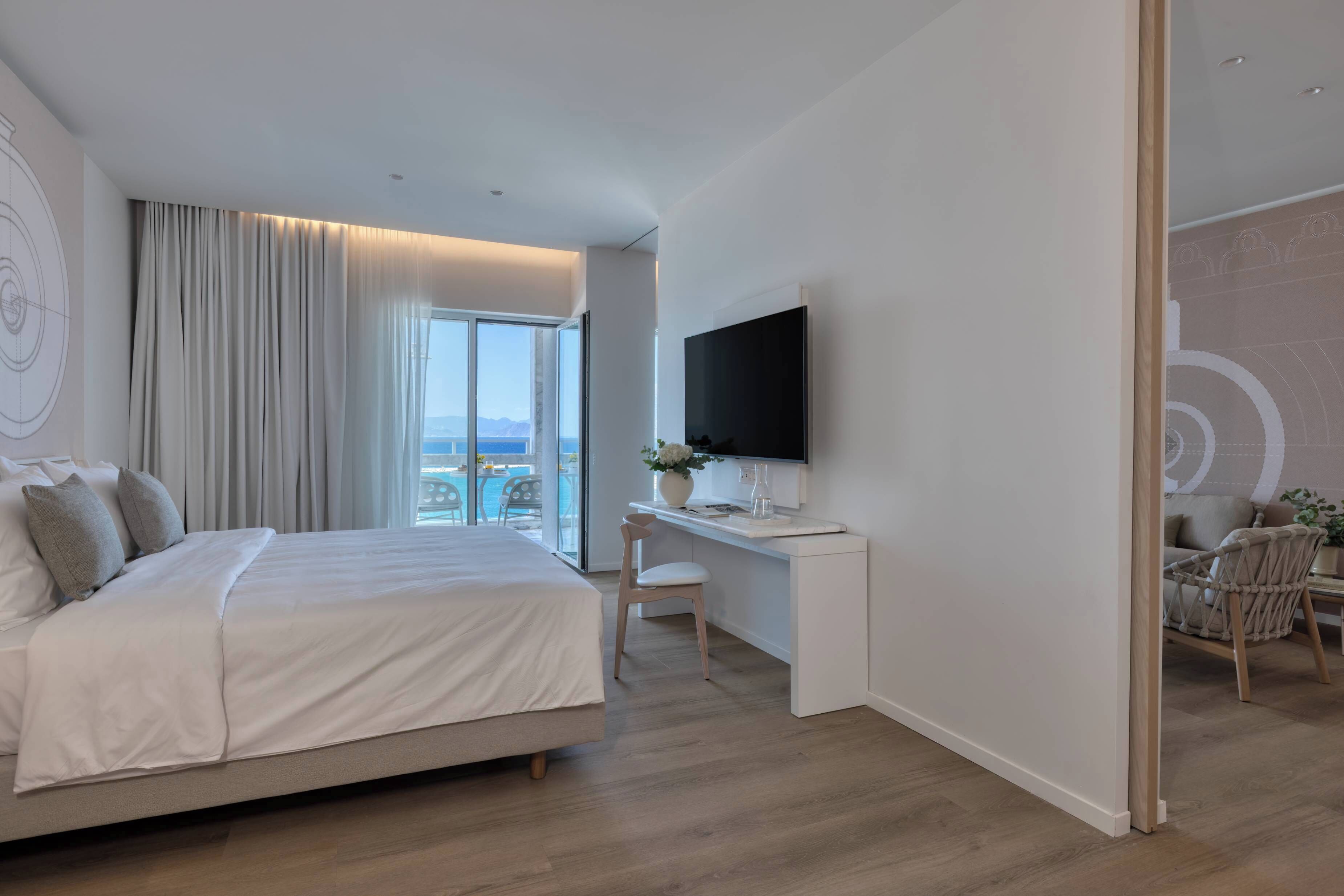 Una habitación de hotel moderna con cama, escritorio y televisión.