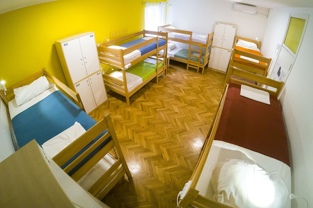 共用宿舍 (max. 10 people) | 客房內保險箱、免費無線上網、床單