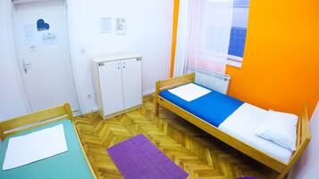 Habitación con 2 camas individuales, baño compartido (private) | Caja de seguridad en la habitación, wifi gratis y ropa de cama