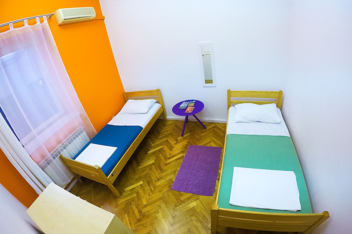 Caja de seguridad en la habitación, wifi gratis y ropa de cama