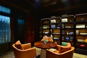 Minibar, coffres-forts dans les chambres, bureau, rideaux occultants