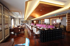 2 か所のレストラン、朝食、ランチ、ディナーに営業 (郷土料理と各国料理)