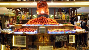 Buffet ben il·luminat i d'alt standing on plats de marisc ben presents, incloent-hi llagostins i gambes.