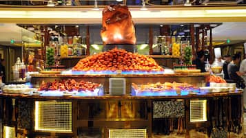 2 من المطاعم، تقديم الإفطار، خيارت الطبخ المحلي والعالمي