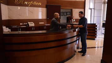 Mặt tiền nơi lưu trú - ban đêm