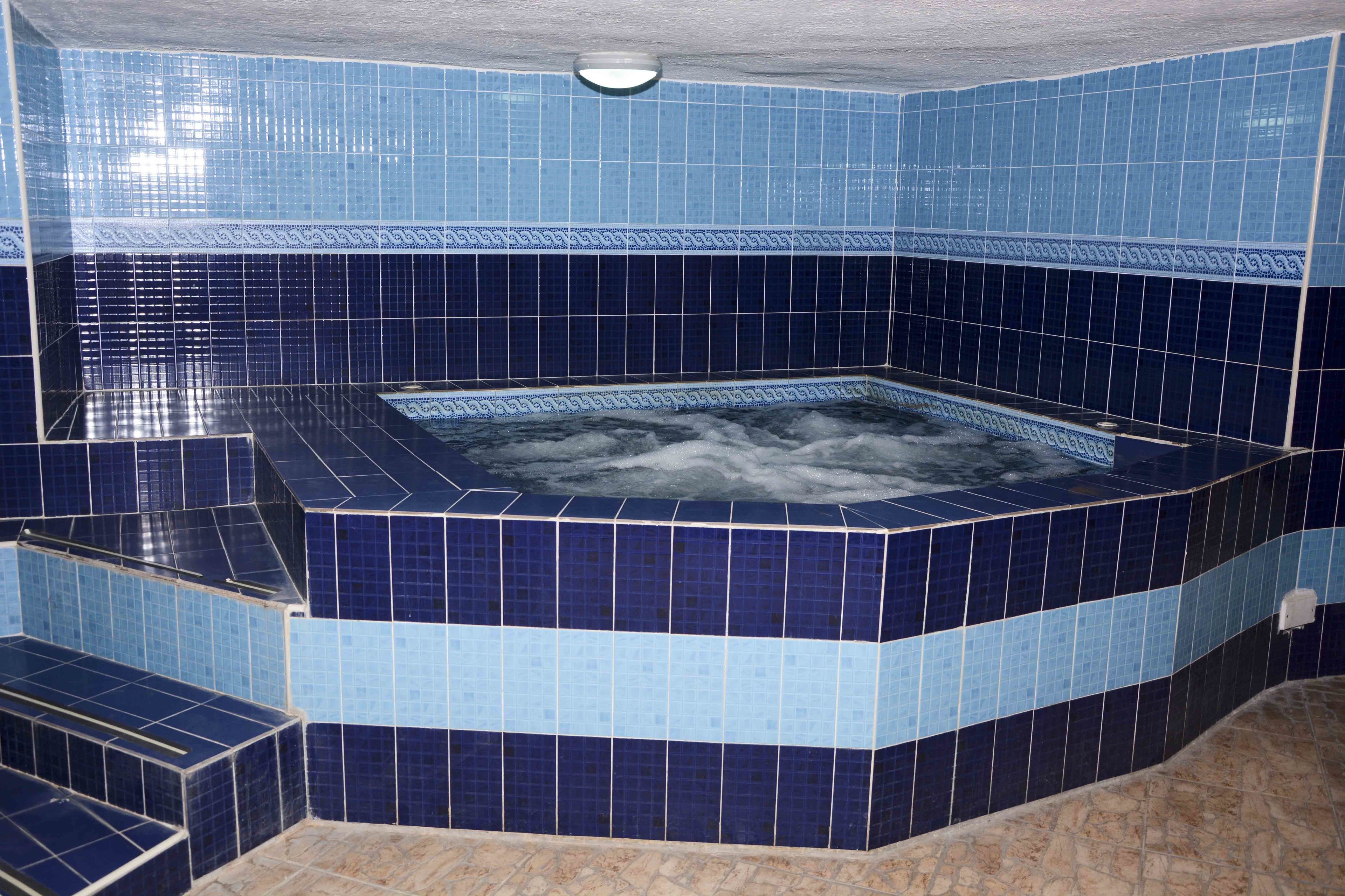 Una piscina cubierta