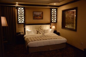 Junior suite | Een minibar, een kluis op de kamer, een bureau, geluiddichte muren