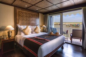 迷你吧、房內夾萬、書桌、遮光窗簾/窗簾