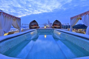 Outdoor pool, a rooftop pool - Heritage Line Anawrahta Cruise (Mandalay)