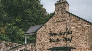 A stone building with a sign reading "Domaine du Moulin Neuf". - Terres de France - Domaine du Moulin Neuf (Malansac)