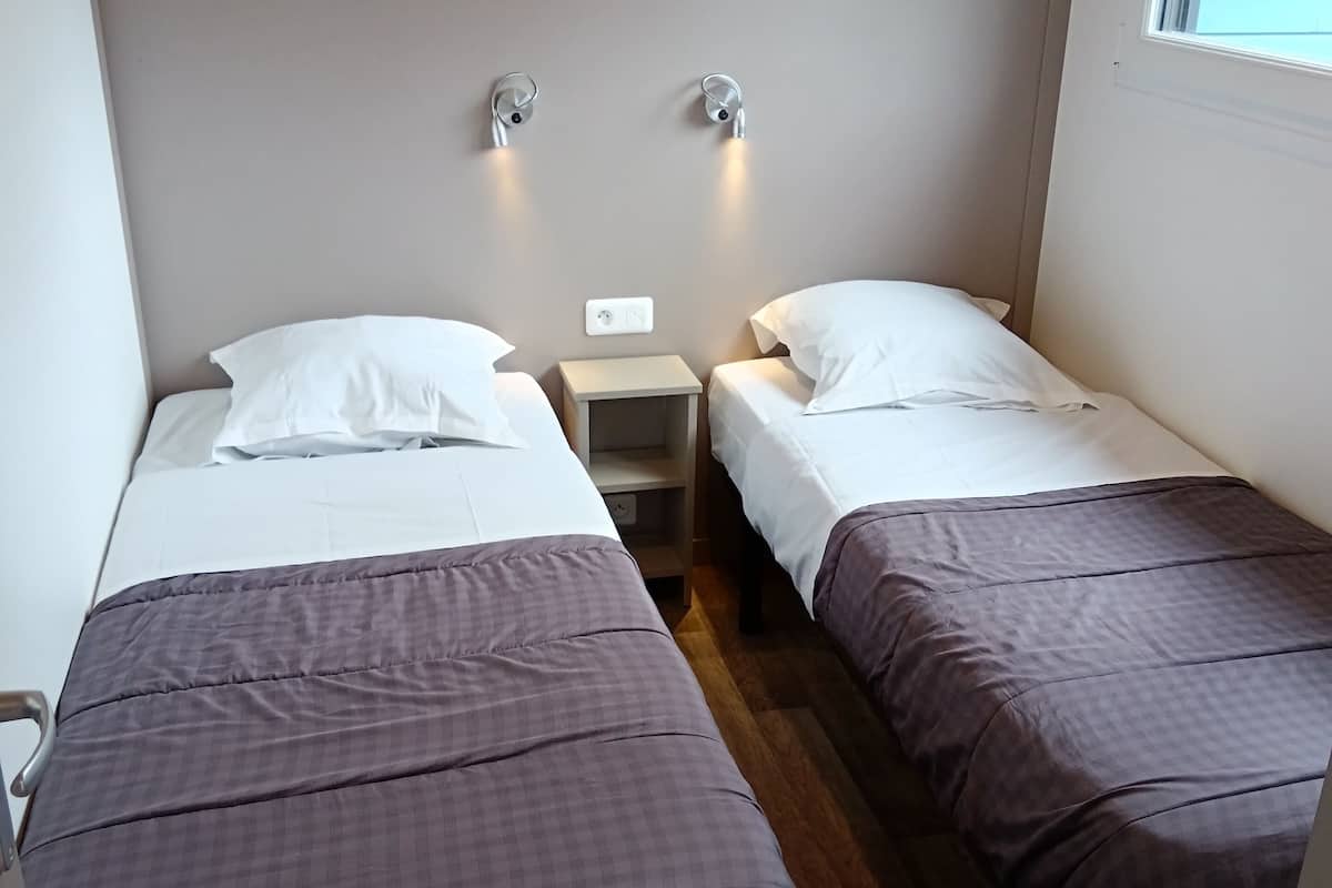 Verdunkelungsvorhänge, schallisolierte Zimmer, Bügeleisen/Bügelbrett