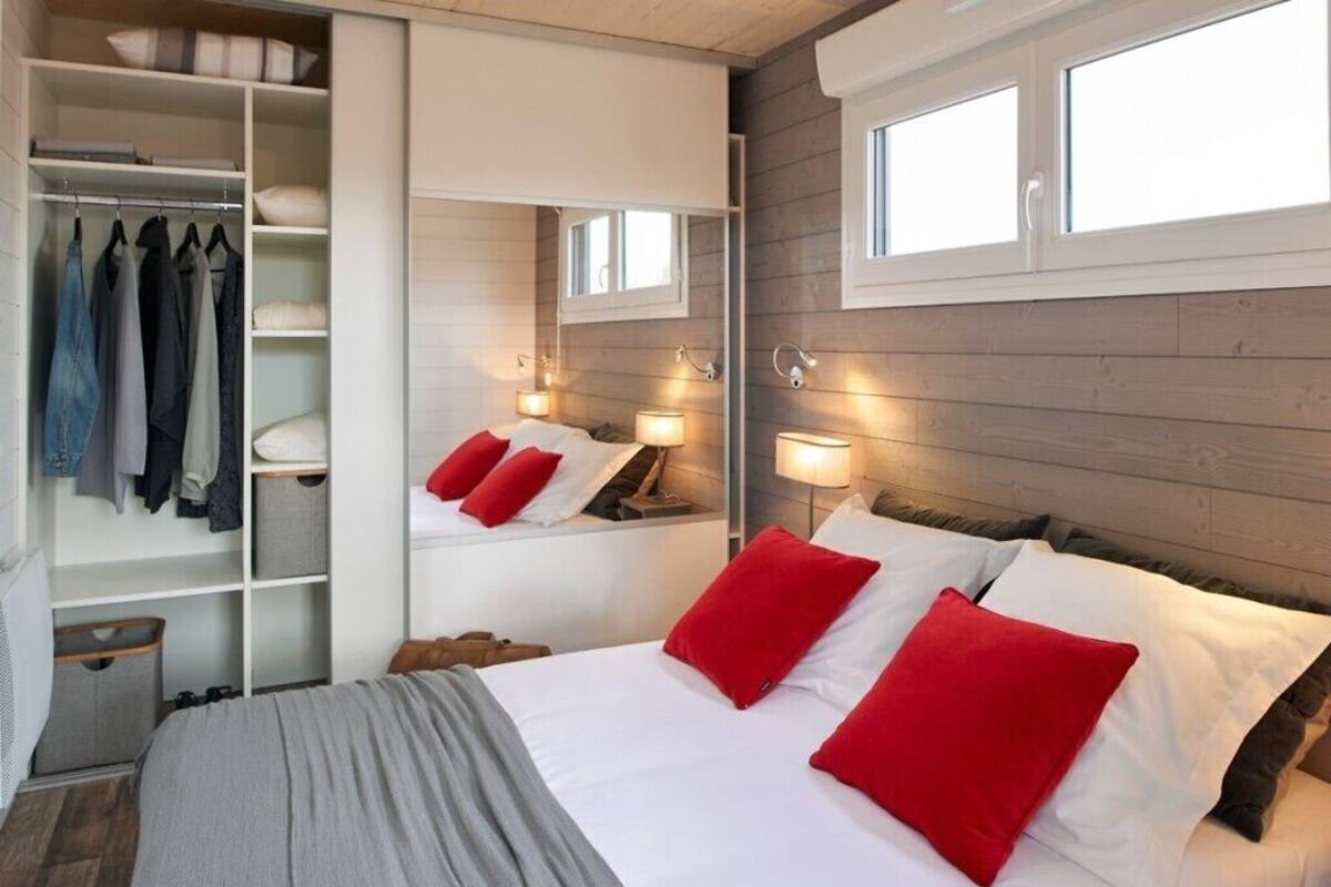 Verdunkelungsvorhänge, schallisolierte Zimmer, Bügeleisen/Bügelbrett