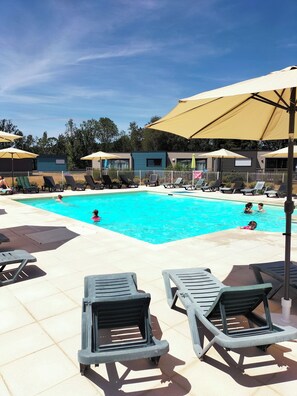 屋外プール、プール パラソル、サンラウンジャー