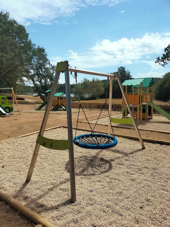 Zona de jocs infantil: a l'aire lliure