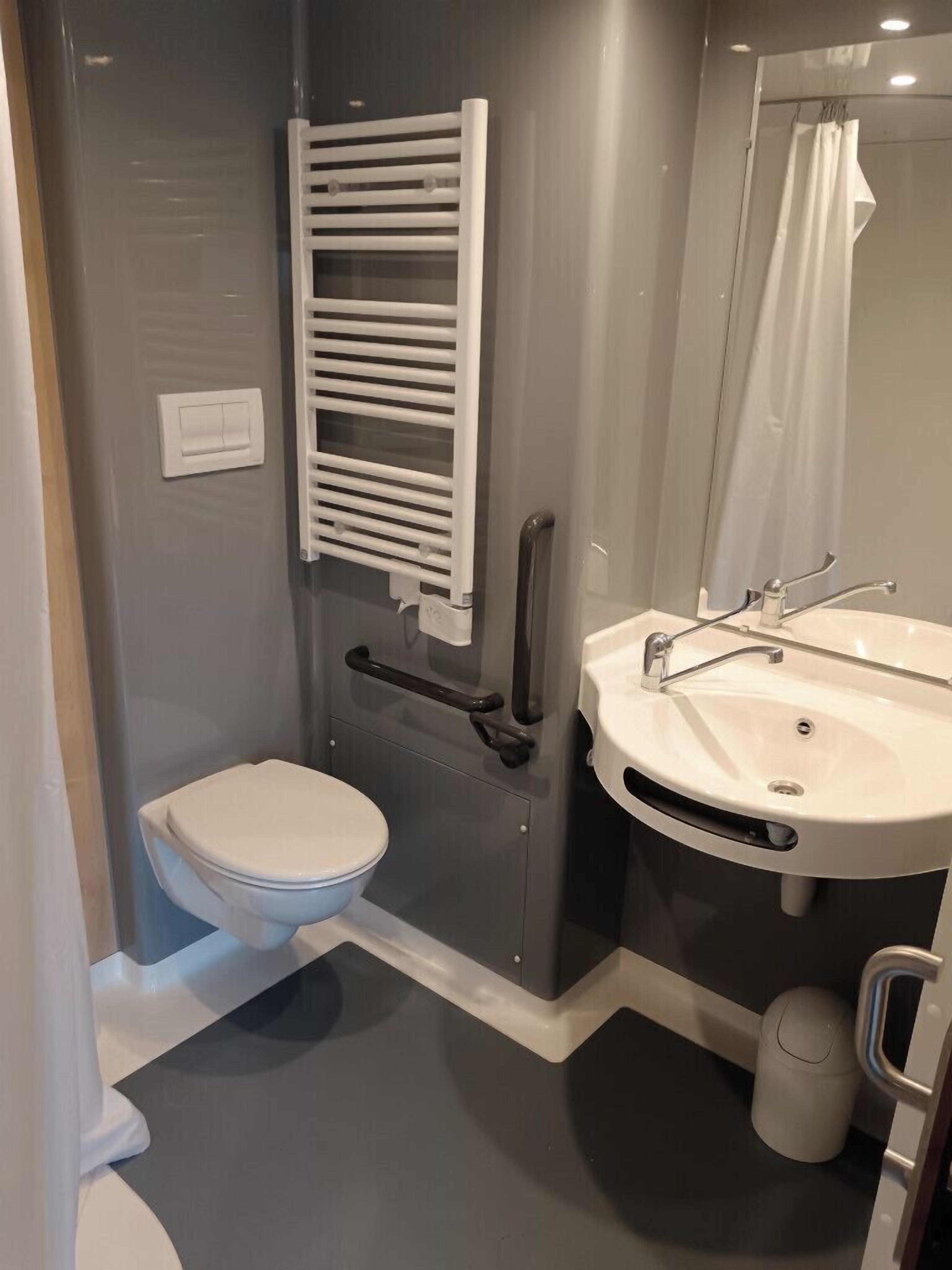 standard cottage, 2 bedrooms, mobility accessible | bathroom | shower, hair dryer