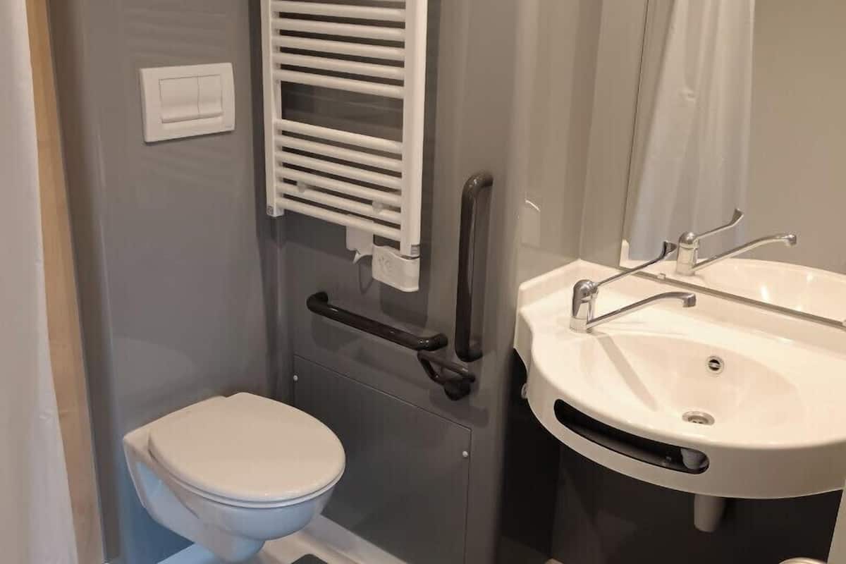 standard cottage, 2 bedrooms, mobility accessible | bathroom | shower, hair dryer