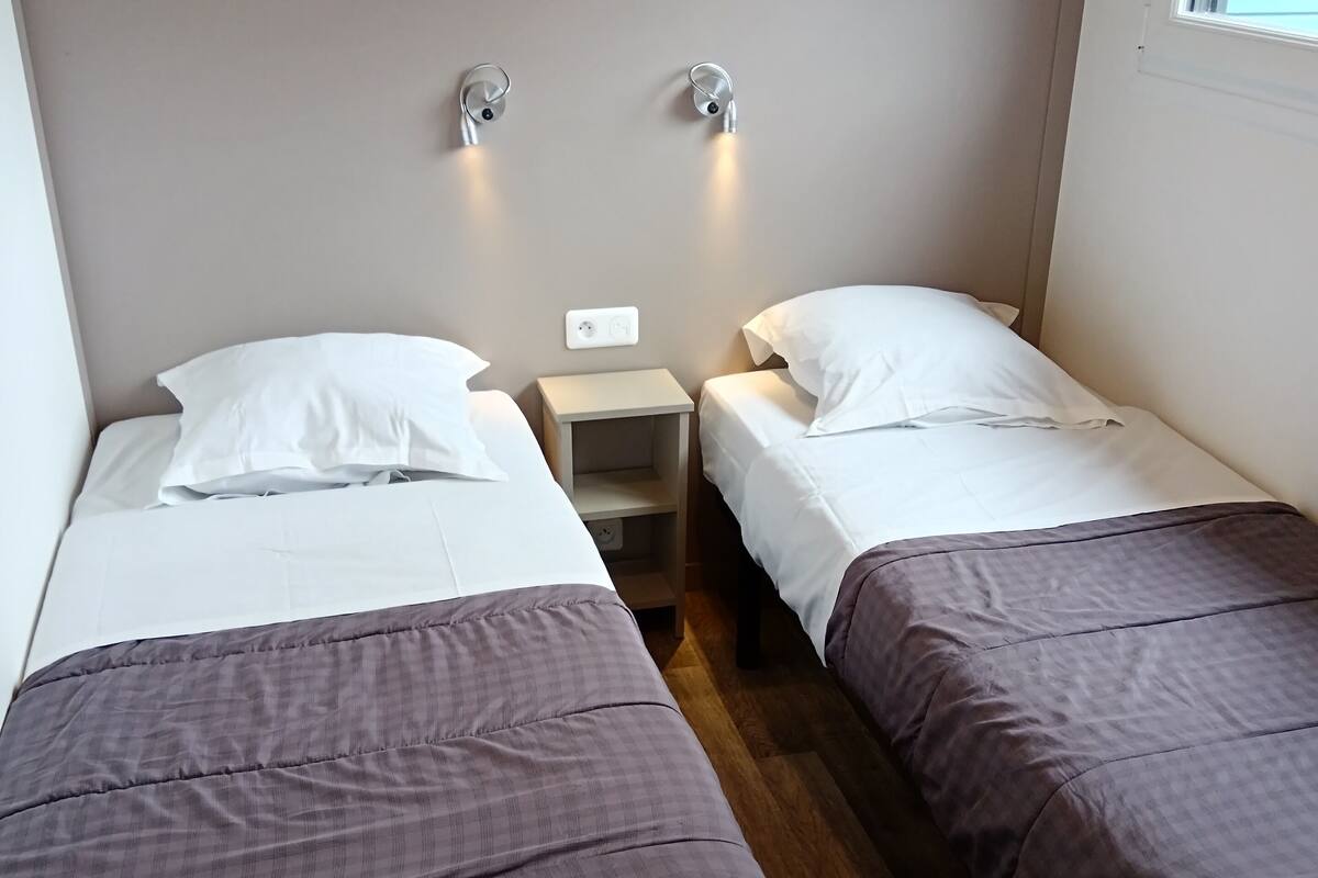 Verdunkelungsvorhänge, schallisolierte Zimmer, Bügeleisen/Bügelbrett