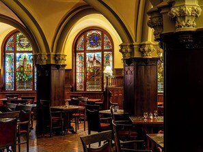 2 restaurants servant le petit déjeuner, spécialités Cuisine hongroise