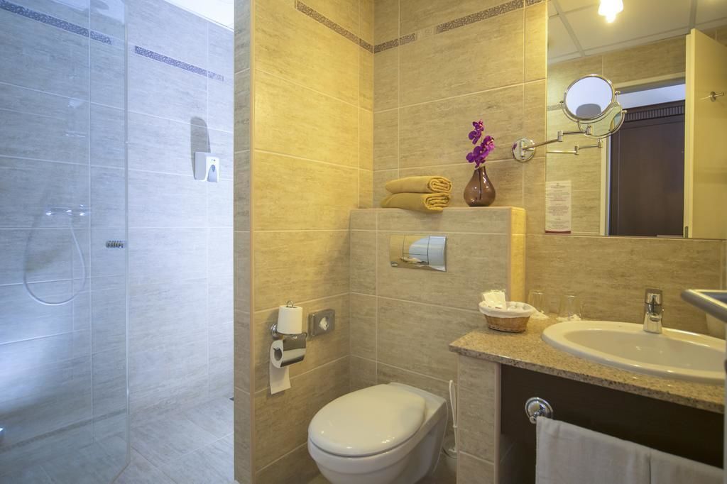 shower, free toiletries, hair dryer, bathrobes