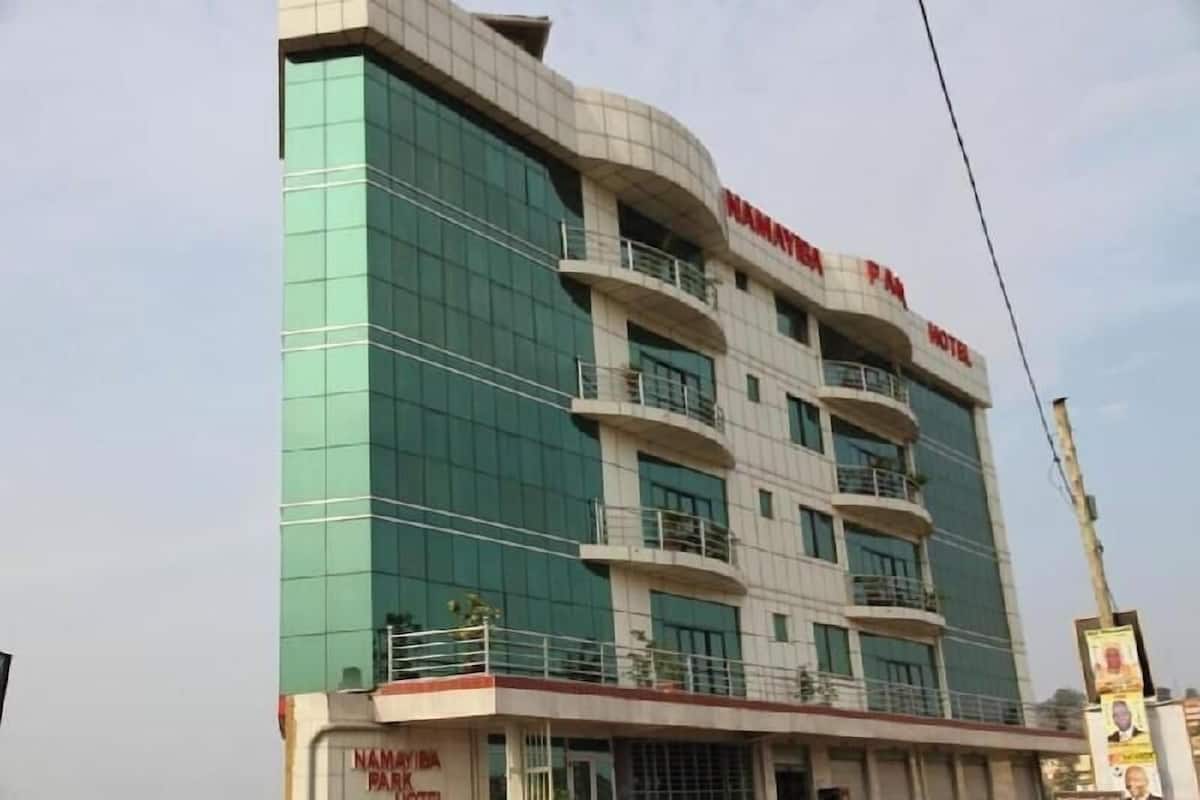 Hotel de diverses plantes amb un disseny modern, que presenta balcons a cada planta i una senyalització ben visible per 'Namyati PM Hotel'.
