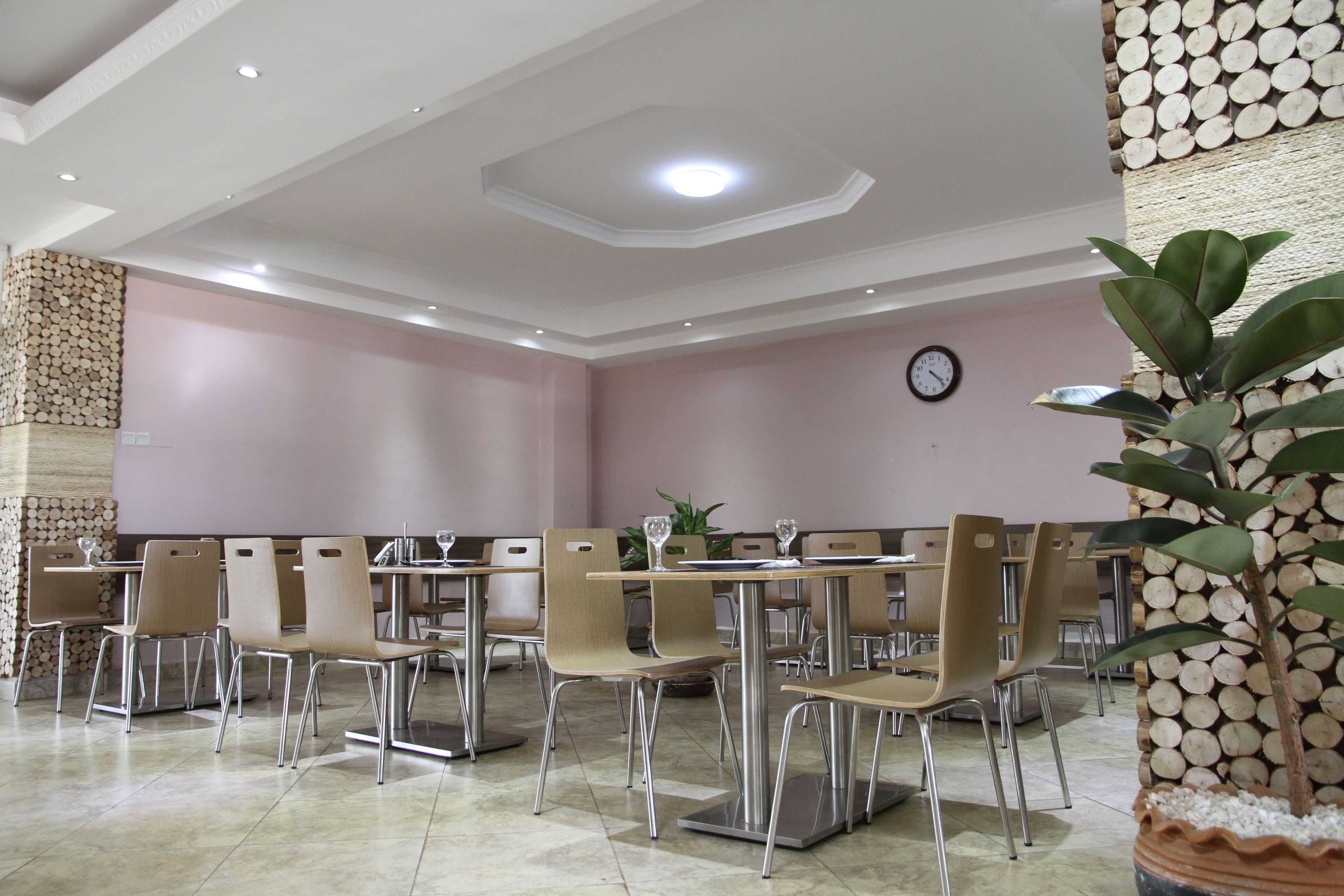 供应早餐、午餐和晚餐，本地与国际菜