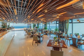 3 bars/lounges, rooftop bar, rooftop bar, lobby lounge - Mandila Beach Hotel DaNang (Da Nang)