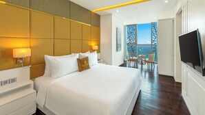 Une chambre d’hôtel avec un grand lit, une télévision et une vue sur l’extérieur.