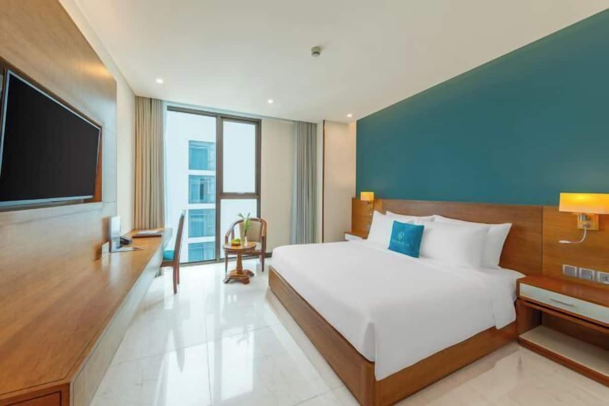 2 bedrooms, premium bedding, memory foam beds, minibar