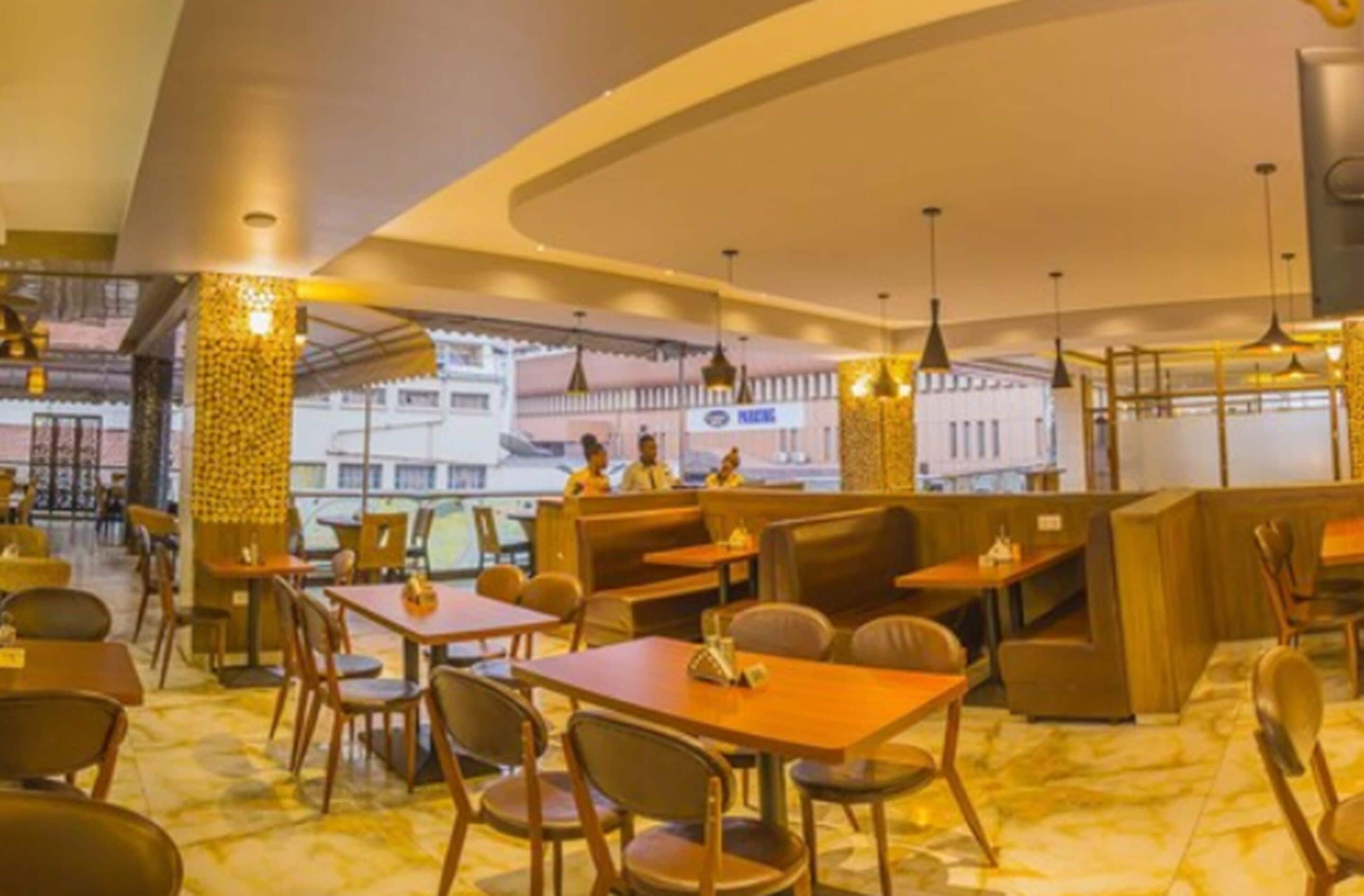 Serveert ontbijt, lunch, diner, lokale en internationale gerechten 