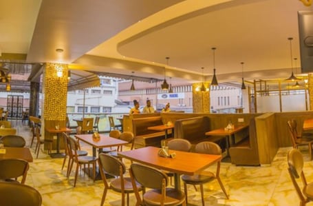Breakfast, lunch and dinner served . Russel Hotel