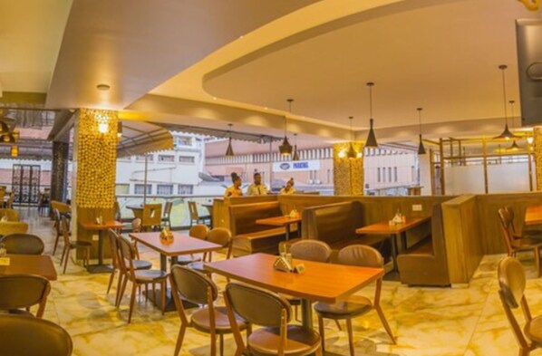 供应早餐、午餐和晚餐，本地与国际菜