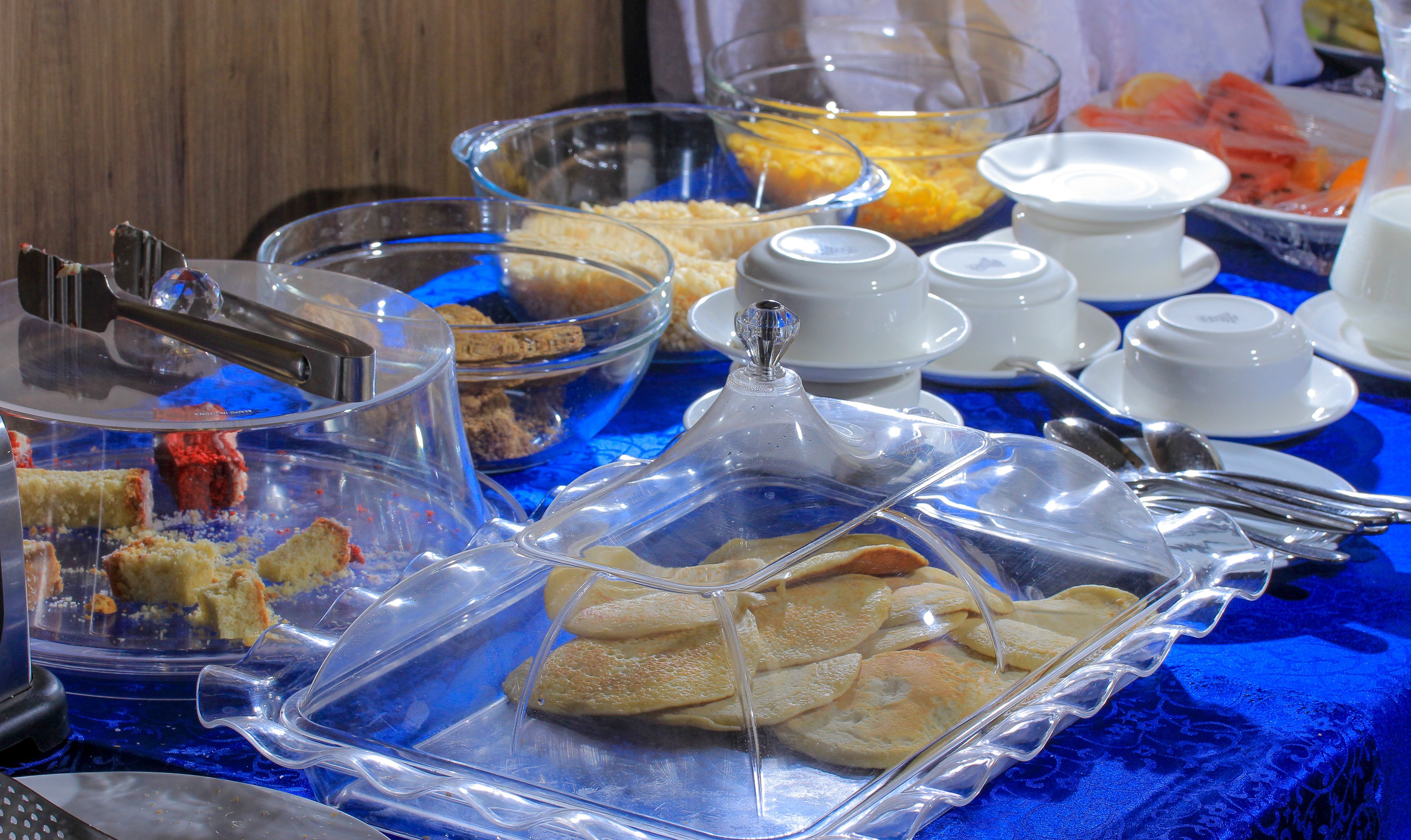 Ein reichhaltiges Buffet mit verschiedenen Speisen und Geschirr.