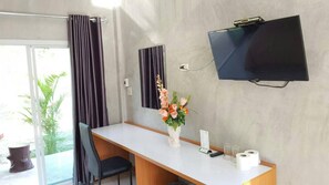 Minibar, bàn, truy cập Internet không dây miễn phí, bộ trải giường 