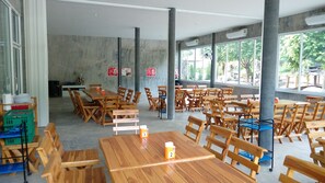 Se sirven desayunos, comidas, cenas y cocina tailandesa 