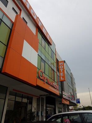 Vista frontal de la propiedad