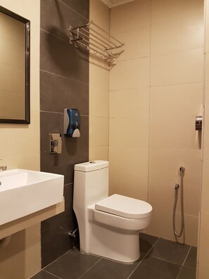 Habitación estándar | Baño | Regadera, amenidades de baño gratuitas, secadora de cabello, toallas