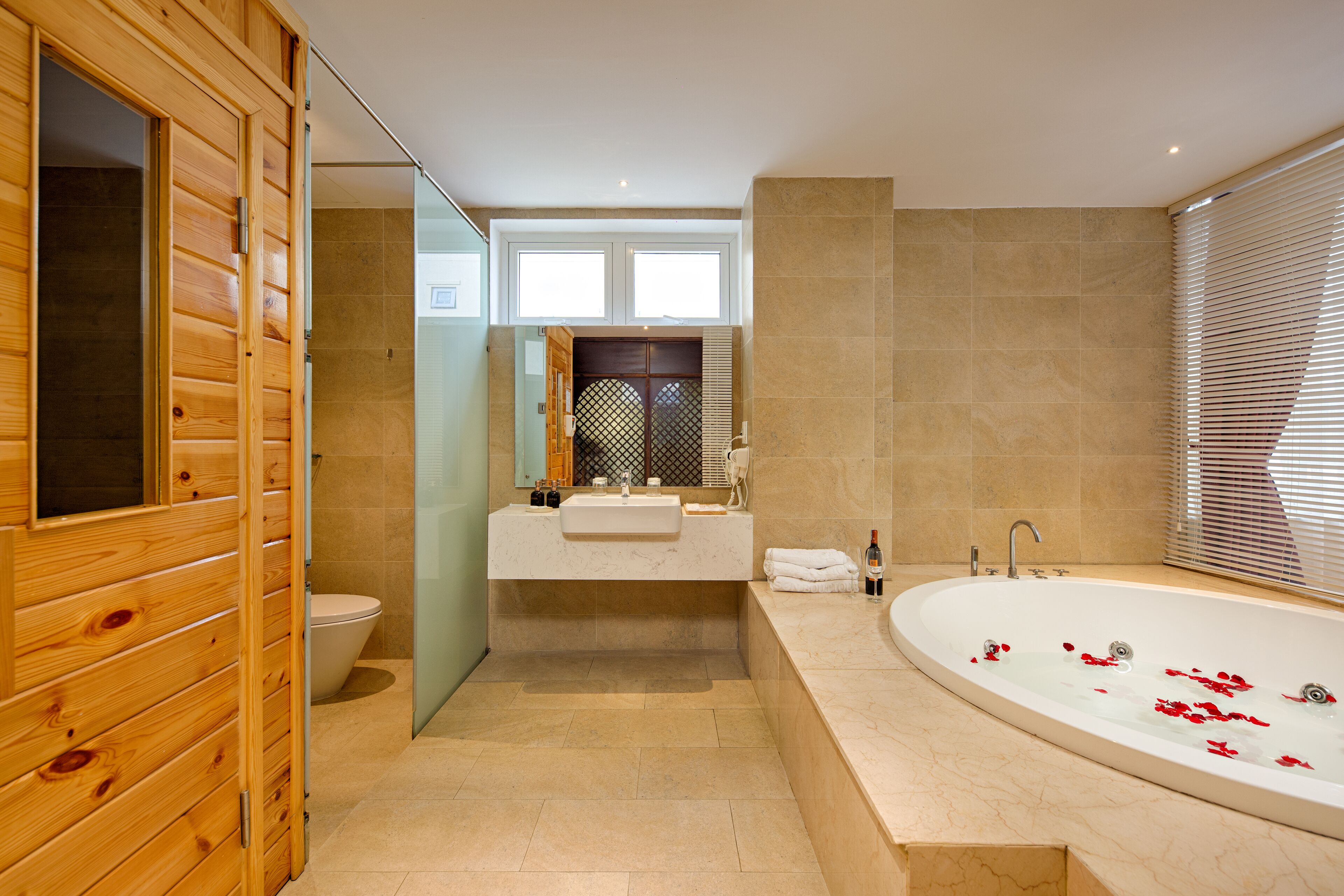 presidential penthouse, 2 bedrooms, sauna, executive level | private spa tub