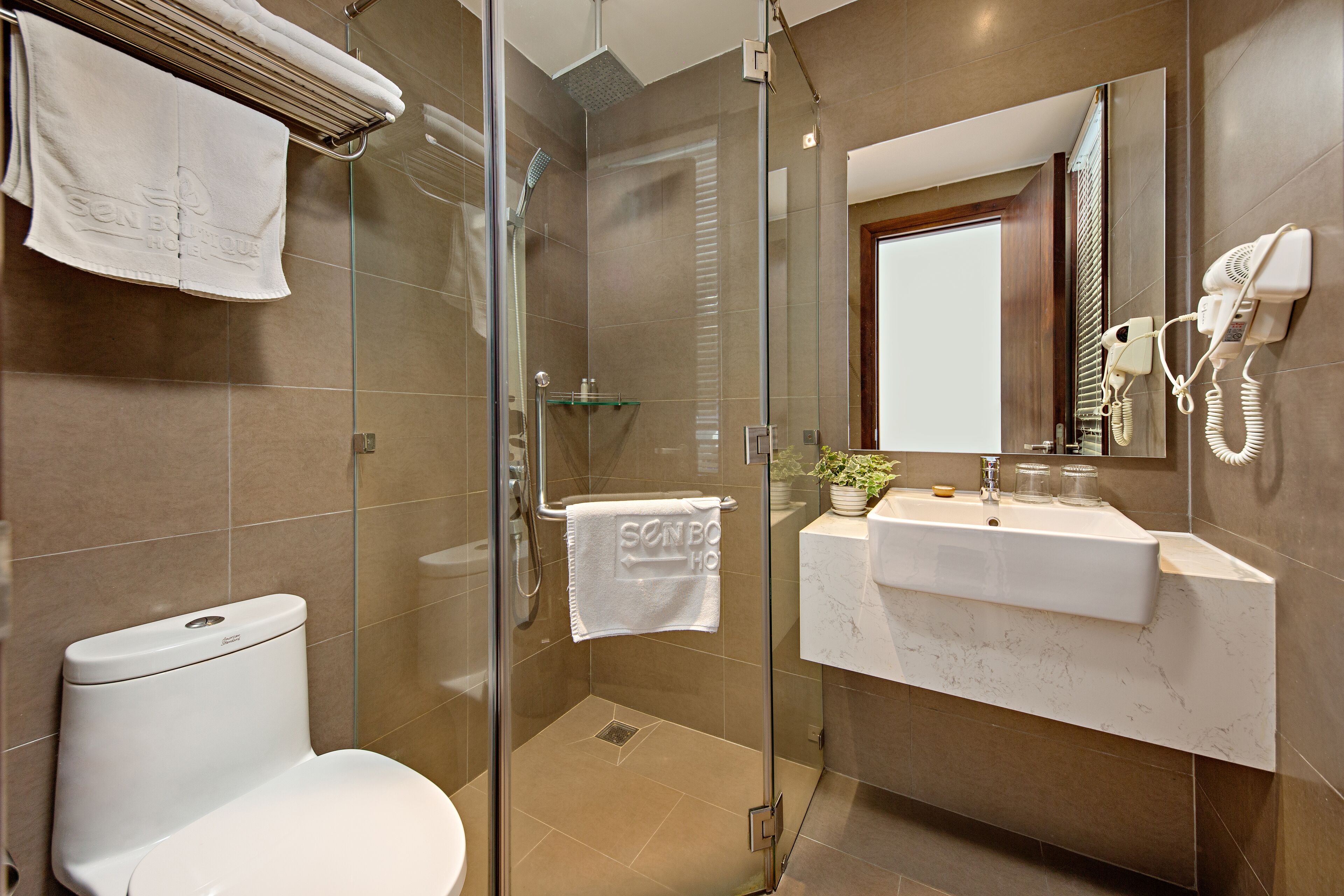 superior double room, 1 king bed, private bathroom, city view | bathroom | free toiletries, hair dryer, slippers, bidet