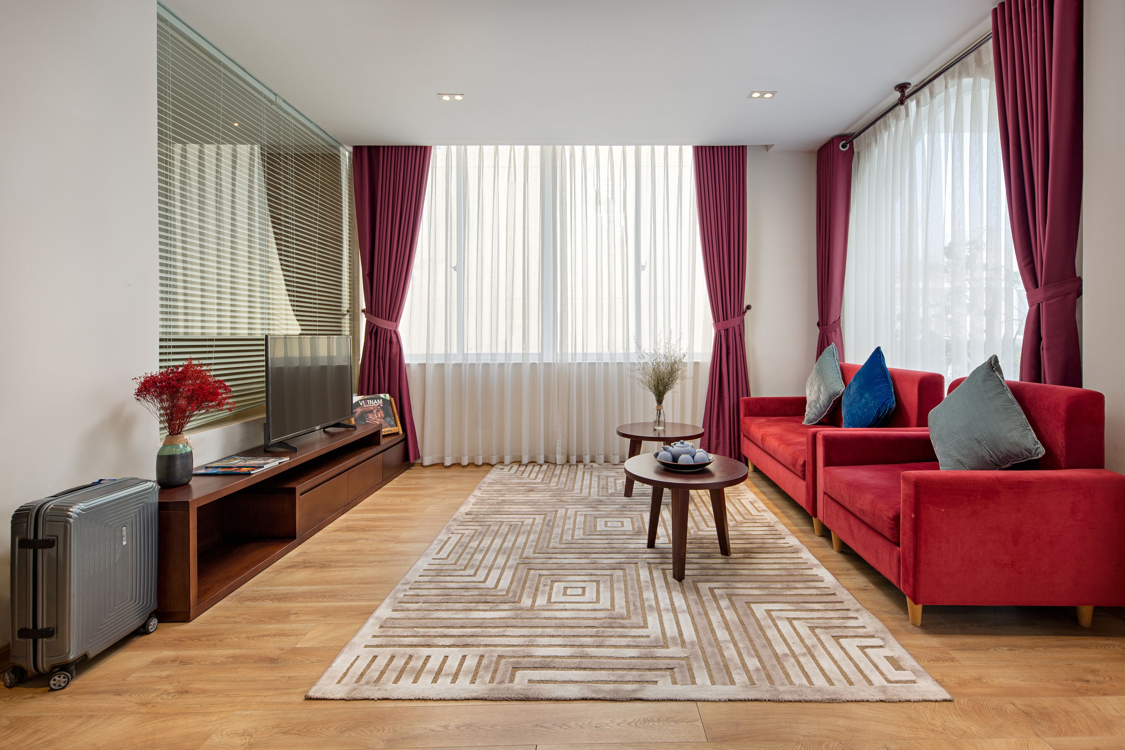 presidential penthouse, 2 bedrooms, sauna, executive level | living area | 41-inch lcd tv with satellite channels, tv